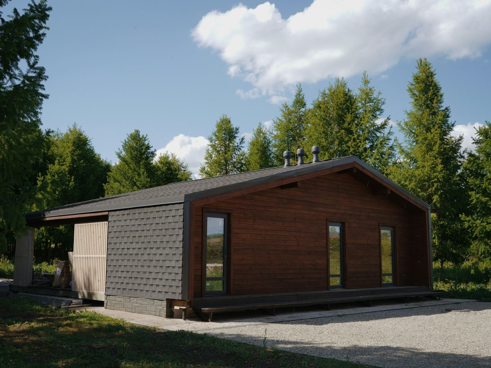 Maison de plain-pied en bois / Single-level wood-clad home